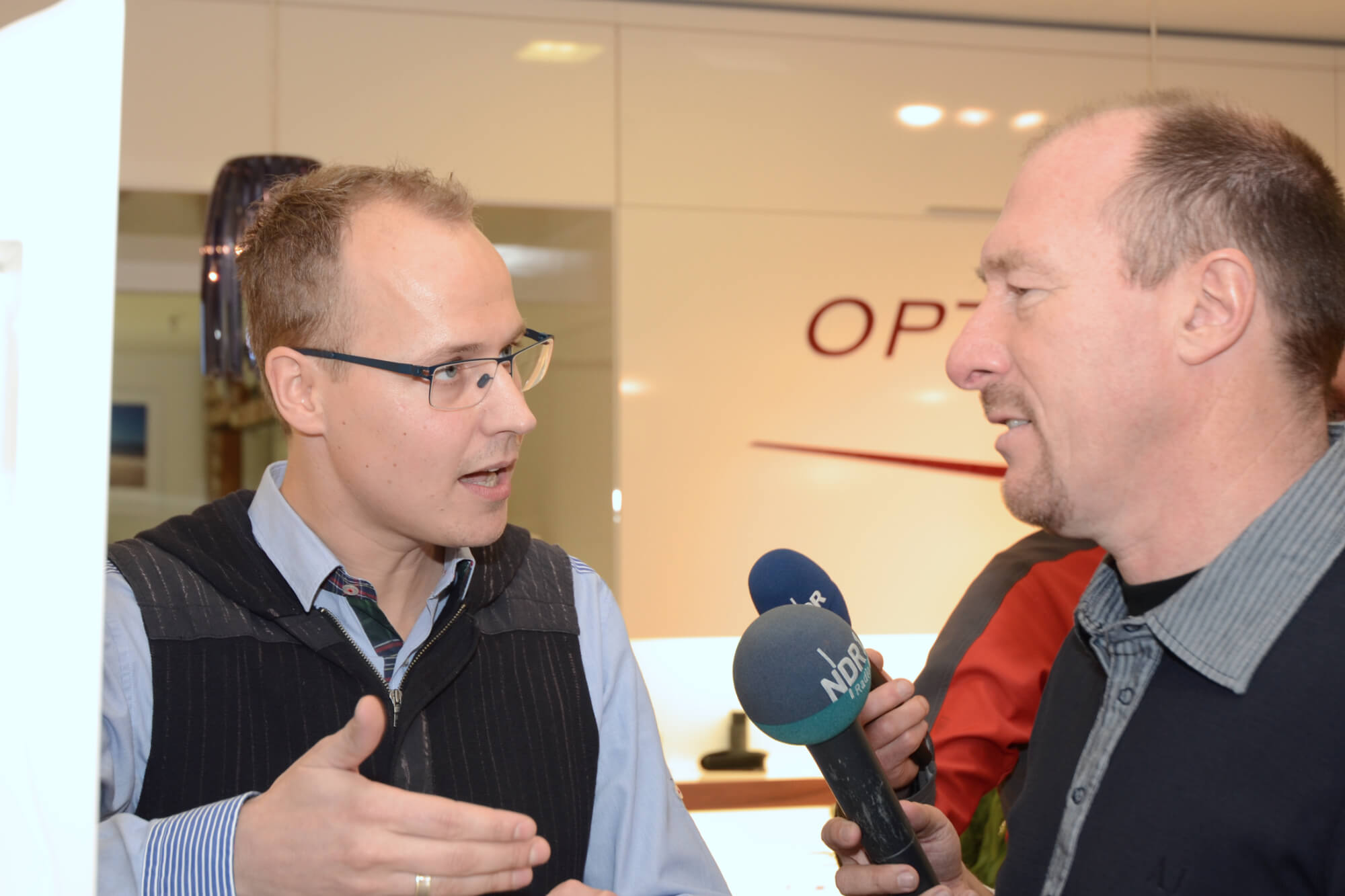 Ehemaliger Hansatrainer Wolfgang Wolf bei Optik Sagawe in Rostock