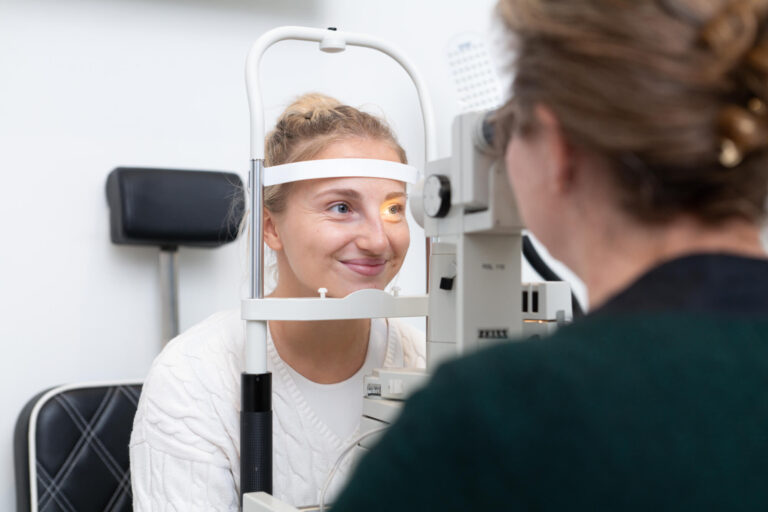 Kontaktlinsenanpassung für das Kontaktlinsen-Abo vom Kontaktlinsenexperten Optik Sagawe in Rostock