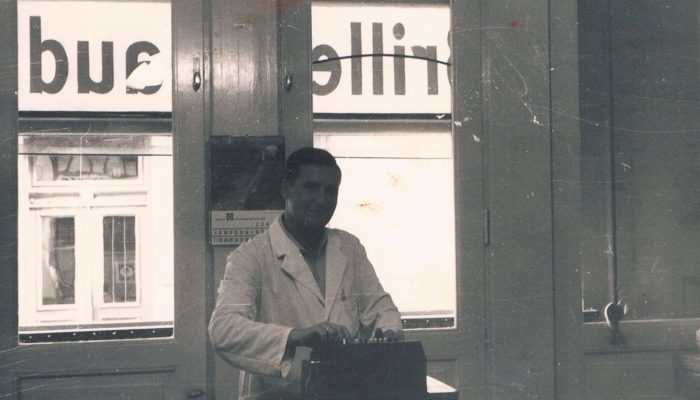 Ulrich Sagawe in seinem ersten Laden von Optik Sagawe in Rostock im Grünen Weg im Jahr 1967