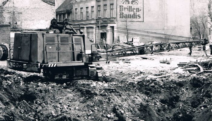 Blick auf den ersten Laden von Optik Sagawe in Rostock im Grünen Weg im Jahr 1967 vor der Übernahme von Brillen Baudis