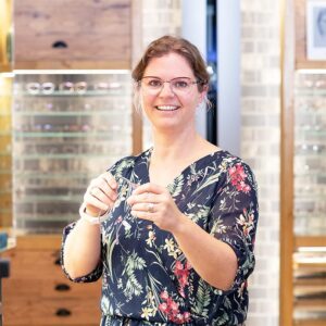 Anja Stengel ist Augenoptikerin und Kontaktlinsenexpertin bei Optik Sagawe am Doberaner Platz in Rostock