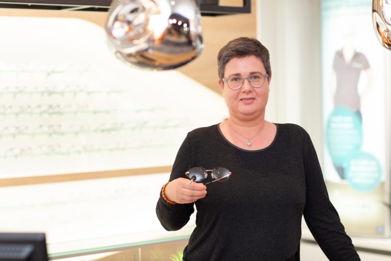 Antje Kelm ist Augenoptikermeisterin und Kontaktlinsenexpertin bei Optik Sagawe am Doberaner Platz in Rostock