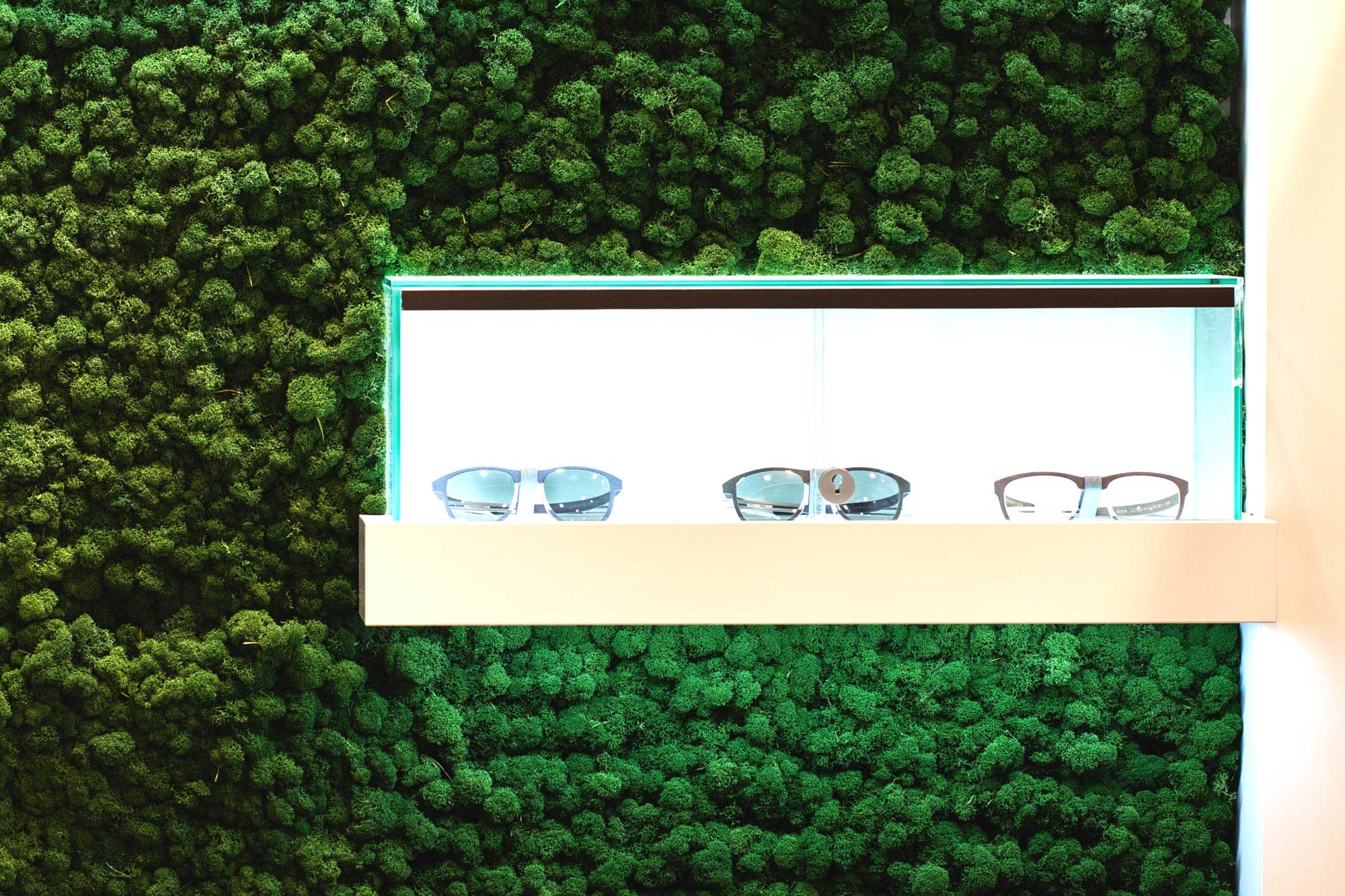 Brillen von der Mooswand gibt es bei Optik Sagawe im Rostocker Hof in Rostock in der Kröpeliner Strasse 26-28