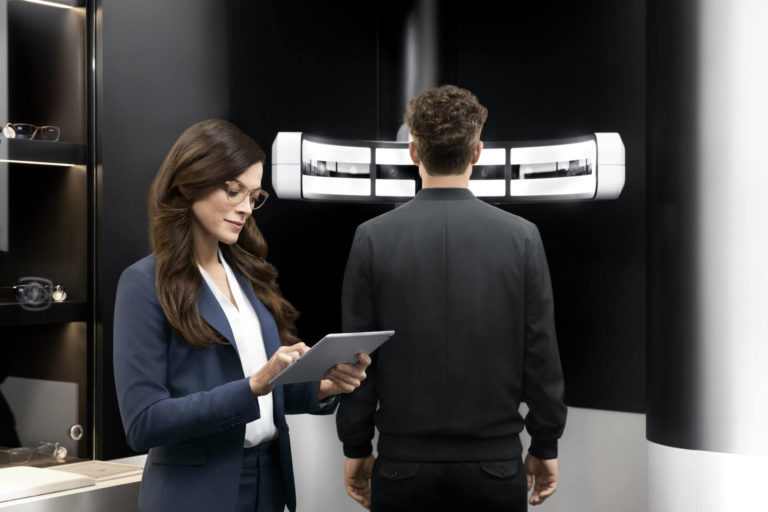 Mit dem Zeiss Visufit machen wir ein Foto von Ihrem Kopf und erstellen Ihren Avatar für die virtuelle Brillenanprobe
